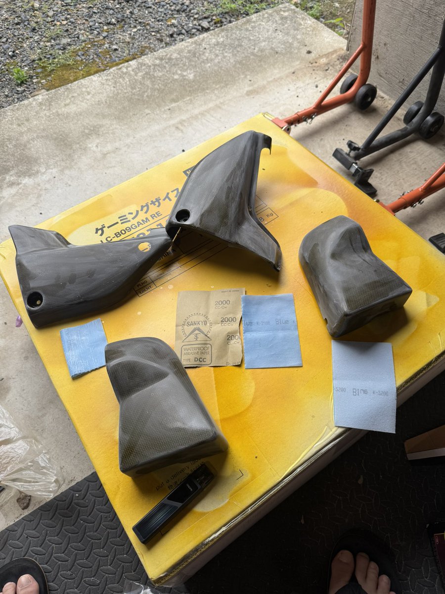 4704DIECOCK's tweet photo. 先週やらかした
カーボンのクリアのブツブツ
本日2000番で研いで2500番で全体的に研いでこれから初のポリッシャー最初は細目からー https://t.co/bdSVh6CT74