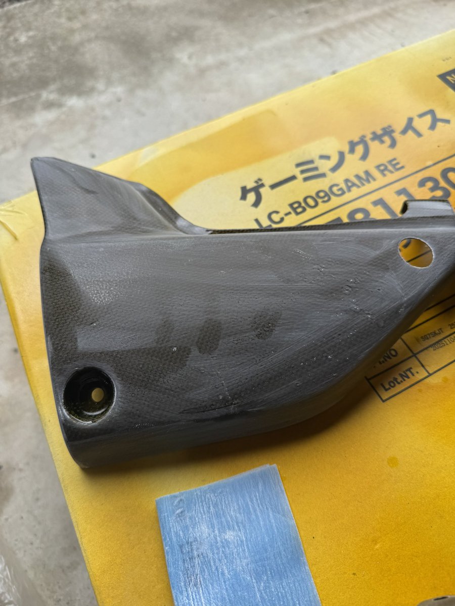 4704DIECOCK's tweet photo. 先週やらかした
カーボンのクリアのブツブツ
本日2000番で研いで2500番で全体的に研いでこれから初のポリッシャー最初は細目からー https://t.co/bdSVh6CT74
