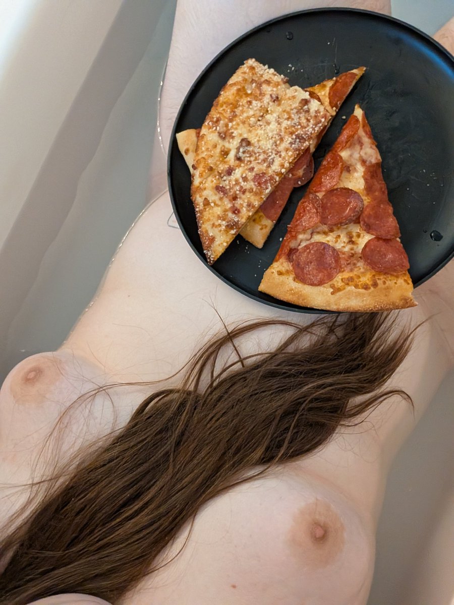 GleamingBrass_'s tweet photo. i just realized i can eat pizza in the bath
AND ALSO THE PLATE FLOATS https://t.co/XR1kxwaPxI