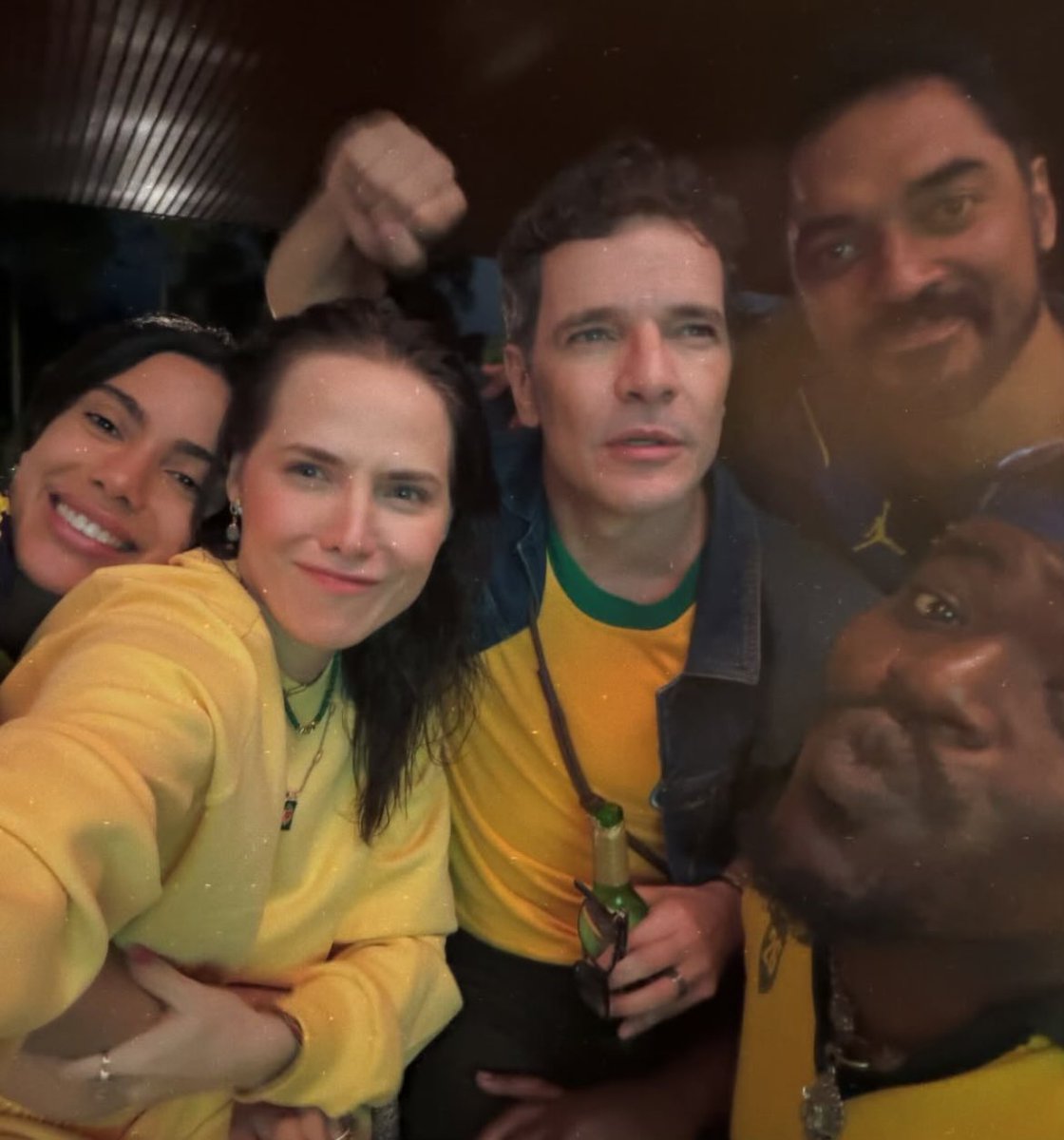 AnittaPress's tweet photo. Anitta com os atores Daniel de Oliveira, Letícia Colin, Thomás Aquino e Digão Ribeiro. https://t.co/x2HeBQRmqe