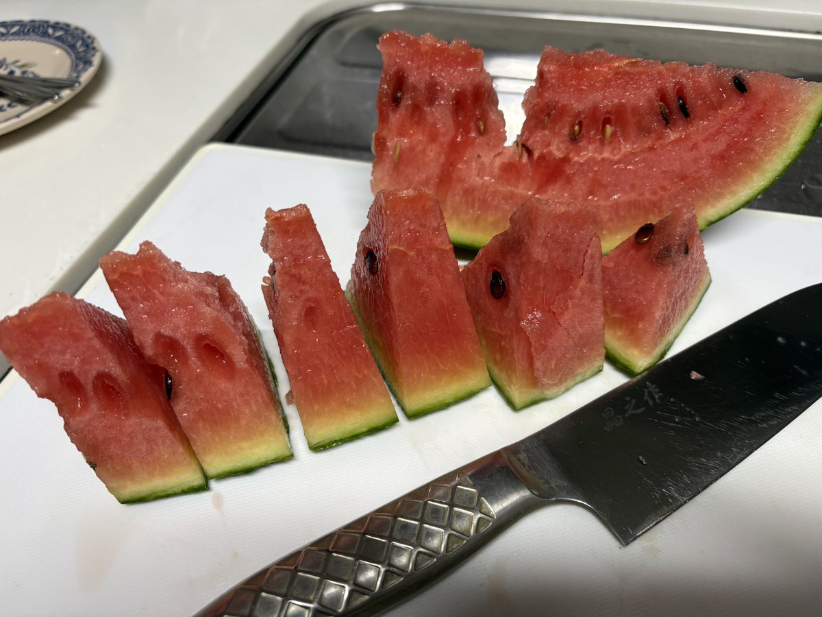 mamotoku's tweet photo. 金曜市で買ったスイカがとても甘くて美味しい。あたりでした。 https://t.co/Hh3n4ta3pt