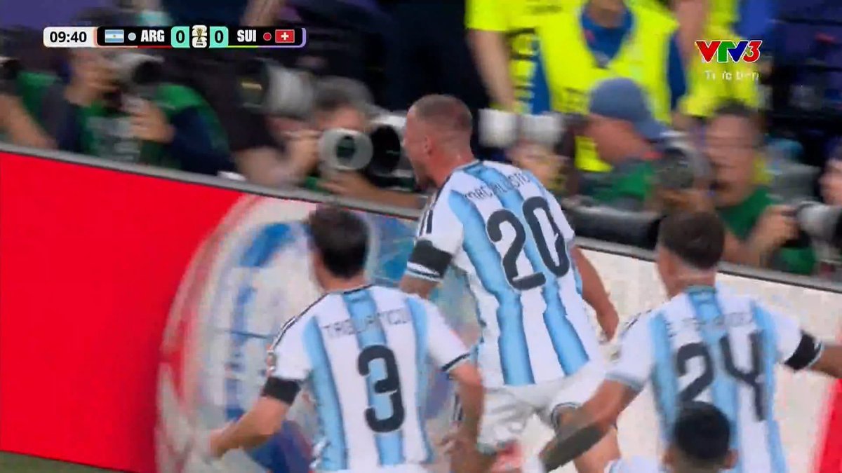 dmq07ls's tweet photo. VÀOOOOOOO. Allister đánh đầu mở tỉ số cho Argentina https://t.co/qwI7VPaMiT