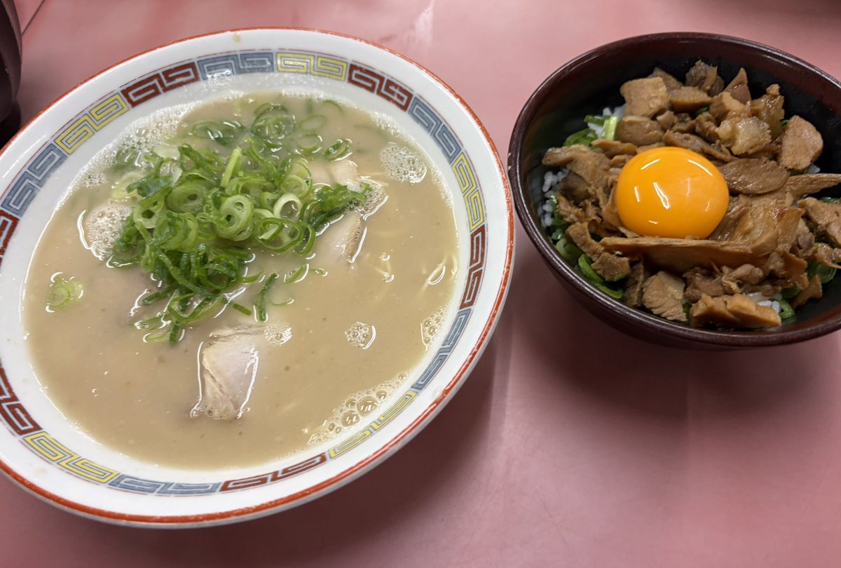mtomiha's tweet photo. 深夜の豚骨ラーメン替え玉も安くて満足満足♪ https://t.co/AxurD29shU