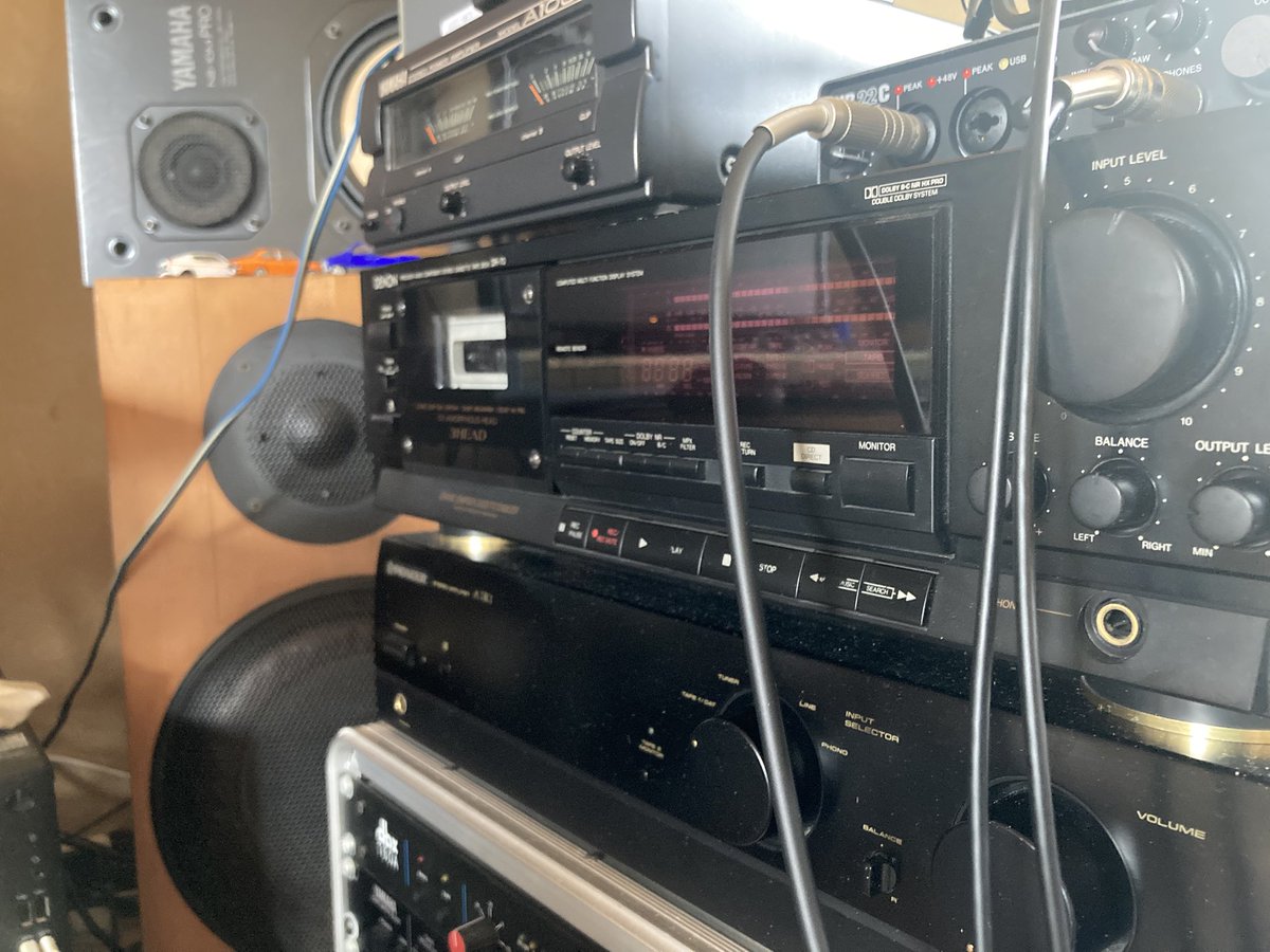 takurokupopZuga's tweet photo. 製作中の新曲が、ソウルっぽい曲ということで、参考音源をカセットテープで聴いてます📼
昔録音した、R&amp;Bの名曲が詰まったテープです。
昔のカセットのアナログの音質はとても心地良くて素敵ですよね😊
現在製作中の曲はもちろんデジタル録音ですが、アナログっぽい味のある音にしたいと思っています。 https://t.co/IGGgn3Ya1A
