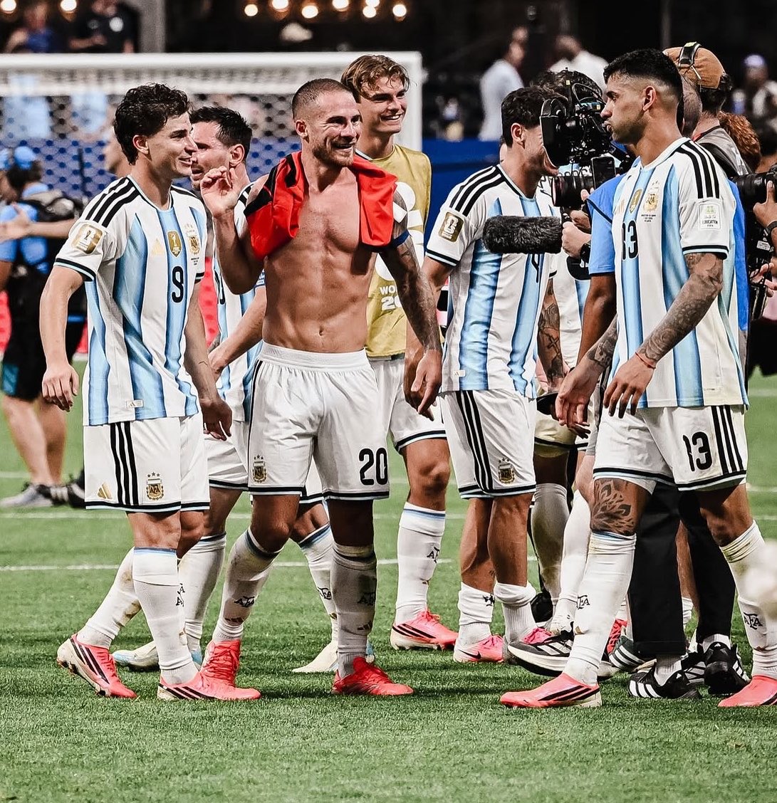 SchneiderARG's tweet photo. EL MEJOR AMIGO DE LOS BOYS. https://t.co/r43CPq7c6e