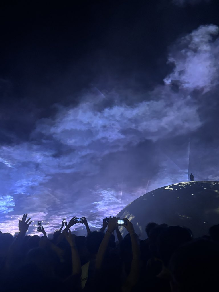 23ak_r's tweet photo. Kanye concert was next level 
Production 🔥
Set list 🔥
Set design and lighting 🔥 https://t.co/IZJgwCSjnS