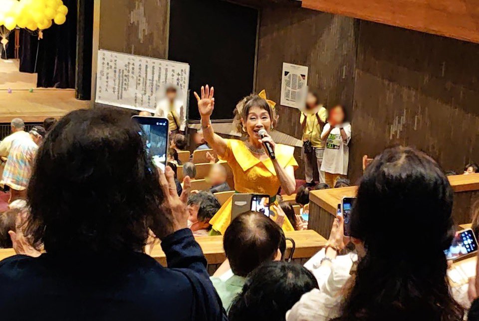 sakiko_ito_sing's tweet photo. 昨日は「社会を明るくする運動」へ昨年に引き続き参加させていただきました♪これからも「ひまわり娘」として微力ですが明るい歌で元気を お届けできる様に歌い続けます！関係者の皆様 お越し下さったお客様。 そして可愛いダンスと素敵な合唱をしてくれた子供達💚 ありがとうございました。 https://t.co/33v4W3fGpb