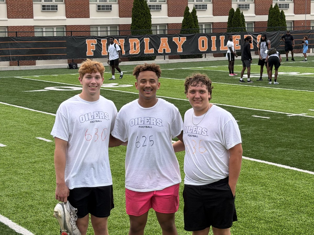 EthanBaugher1's tweet photo. Getting better on a Saturday night at @UFOilersFB camp with some fellow teammates. @CoachGoreJr @calvertgridiron @coach_lento https://t.co/pcLwKyZLCe