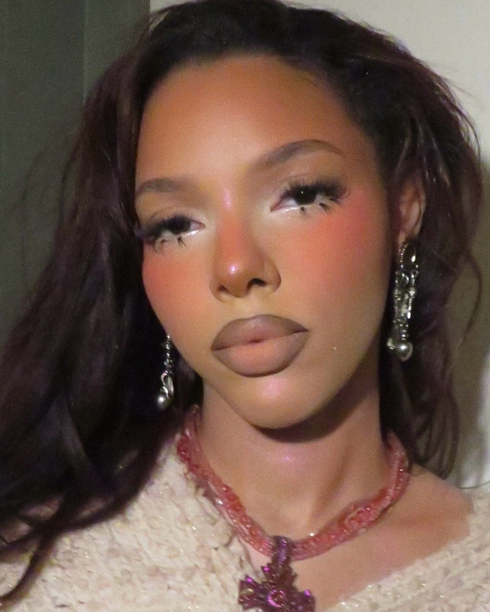 Naezrah's tweet photo. bronze sand and sea glam on Mi Familia 🐚⋆˚✿˖°
glam + hair by naezrah https://t.co/x8MnuKSgJP