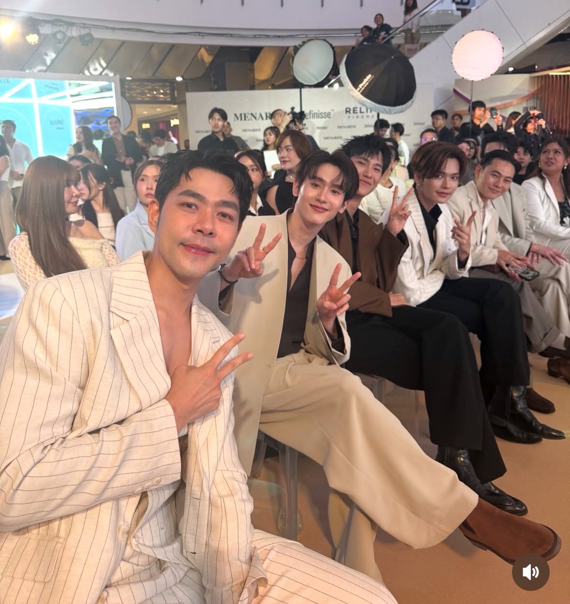 Spkasibook's tweet photo. Dr. harirak : ขอมาบอกเล่าความประทับใจจากงานเมื่อวาน ที่ได้เจอน้องมาร์ค น้องบุ๊ค และน้องจูเนียร์ ทุกคนน่ารักมากกกก ประทับจัยยยย เป็น น้องๆดาราที่friendlyที่สุดเท่าที่เคยไปออกงานมา ขอถ่ายรูปก็ยิ้มแบบเต็มใจ พูดคุยเล่นเป็นกันเอง ตอนจบก็ให้ถ่ายรูปกับแขกหลายรอบ รวมถึงอยู่นานกว่าเวลา ซึ่งปกติไม่ค่อยเห็นดาราอยู่ให้นานแบบนี้และfriendlyขนาดนี้ ขอให้น้องๆน่ารักแบบนี้ไปตลอดและโด่งดังมีชื่อเสียงไปเรื่อยๆนะค้าบบบบ