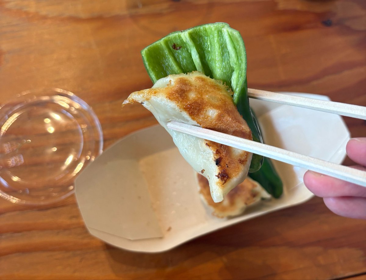 gyozauchu's tweet photo. 本日12日は11:00OPENです！お待ちしています🥟

※昨日、焼き餃子は開始数時間でSOLD OUTになりました🙇お求めの方はお早めに！とっても美味しいです🥟✨
大原農園自慢のピーマンもジューシーでおいしー！ https://t.co/GXQa8e5ds2