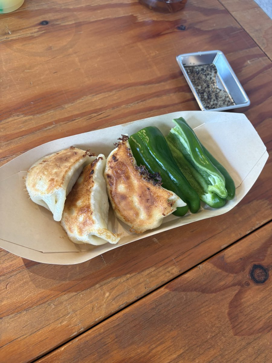 gyozauchu's tweet photo. 本日12日は11:00OPENです！お待ちしています🥟

※昨日、焼き餃子は開始数時間でSOLD OUTになりました🙇お求めの方はお早めに！とっても美味しいです🥟✨
大原農園自慢のピーマンもジューシーでおいしー！ https://t.co/GXQa8e5ds2