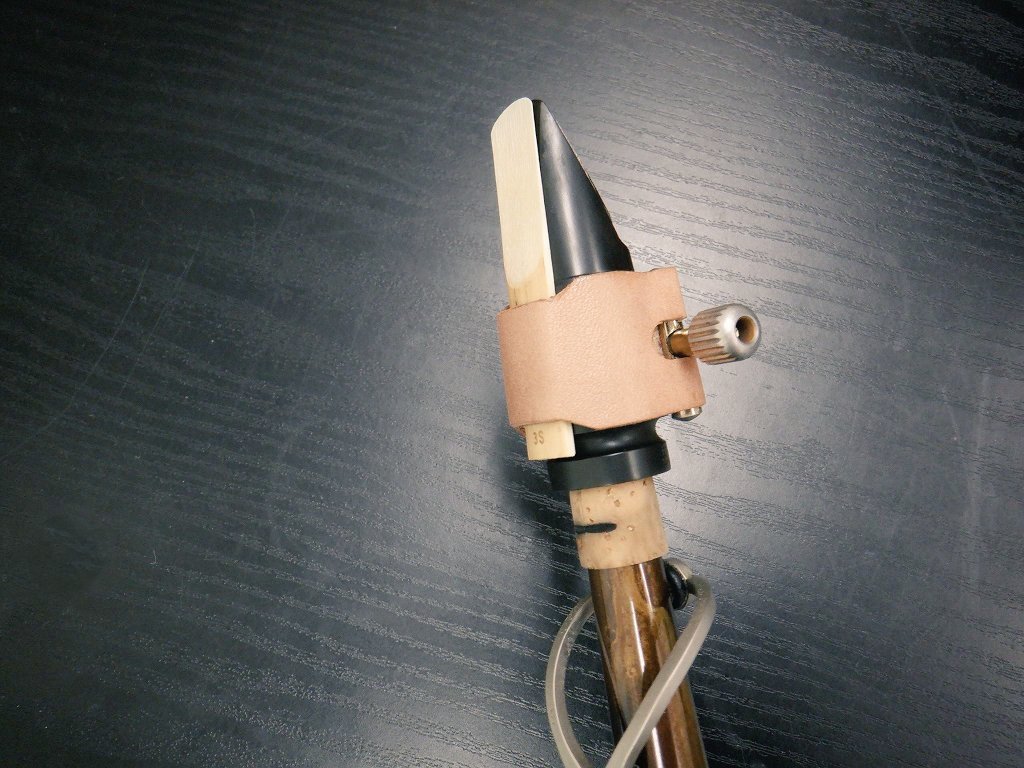 tsukuirepair's tweet photo. 最近なんか吹きづらいなぁ～っと思っていたら、なんとリガチャーが切れていたので新しく作りました。
前回は黒い革で作ったのですが、今回はナチュラルレザーなのでエイジングが楽しめます。
リードの当たる部分には金属プレートが入っています。 https://t.co/AXKwuyI1jR