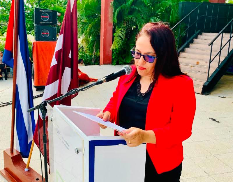 QueipoRuiz's tweet photo. #ResumenSemanal
Con #HonorHolguinero nuestra universidad de #HolguínSí graduó a más de 1520 nuevos profesionales de todas las modalidades de estudio en el año del Centenario del Comandante en Jefe. Egresados comprometidos con #Cuba.
#CubaVencerá
#100AñosConFidel https://t.co/WymgWrkSrB