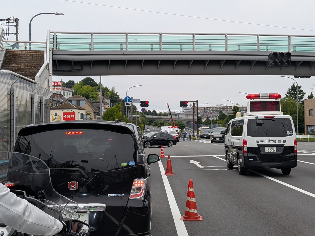 YukkyBike's tweet photo. 環2市沢下町の交差点で大きな事故

事故処理で3車線中2車線が封鎖されてて大渋滞…
環状2号線でこんなでかい事故初めて見たかも https://t.co/edOQyHswEX