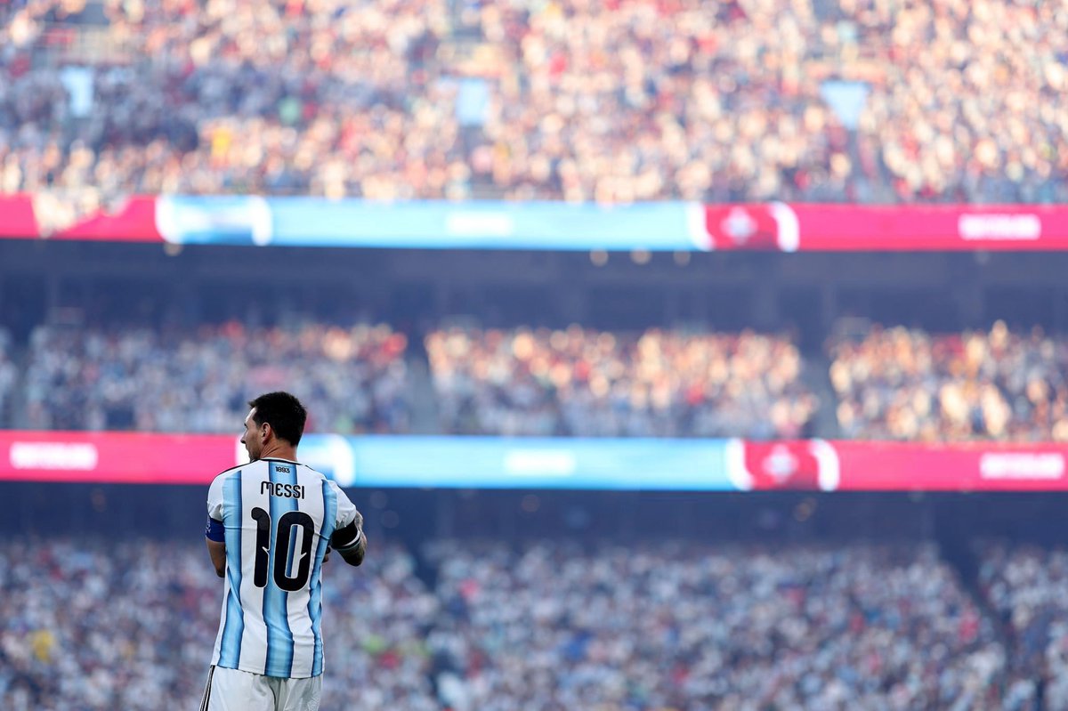 M10GOAT's tweet photo. الأسطورة ميسي يصل للمساهمة رقم 🔟 في النسخة الحالية من بطولة كـأس العالم ويُعادل أفضل نسخة له التي كانت في قطر 2022 🐐 https://t.co/panSnbHPLQ
