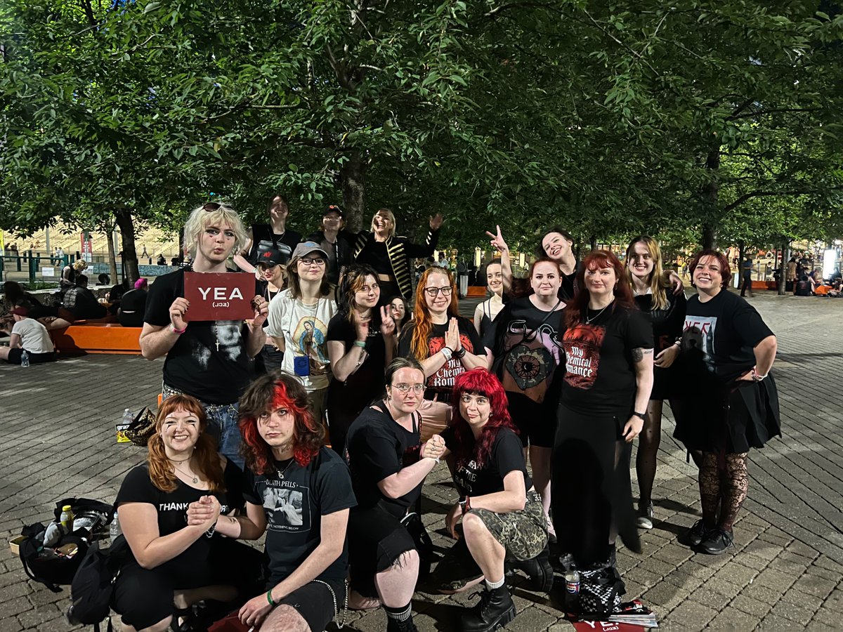 swearjaragain's tweet photo. oomfchella @ mcr wembley night 3 😁😁😁 https://t.co/fnbBvZh9fI