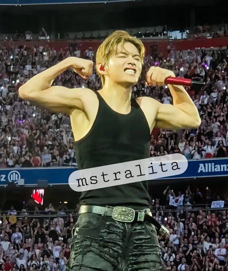 bwiswi's tweet photo. SOMEONE CLOSE THE GYM RIGHT NOW I’M BEGGING 😭😭 https://t.co/qBMuBuAJJm