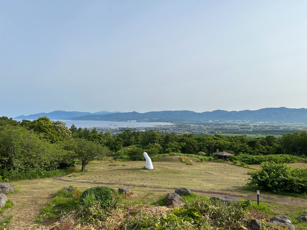 jun__1959's tweet photo. 岩内は、みゆきさんが小学生時代を過ごした地。当時のゆかりの建物は残っていませんが、その記憶や気配を感じてきました。旧・岩内西小学校があった場所には今は消防署が建ち、みゆきさんが見た赤燈台は防波堤の突端に移築されて遠くから眺めるのみです。
岩内神社例大祭の御神輿行列とも遭遇。 https://t.co/VnkGUDrJgK