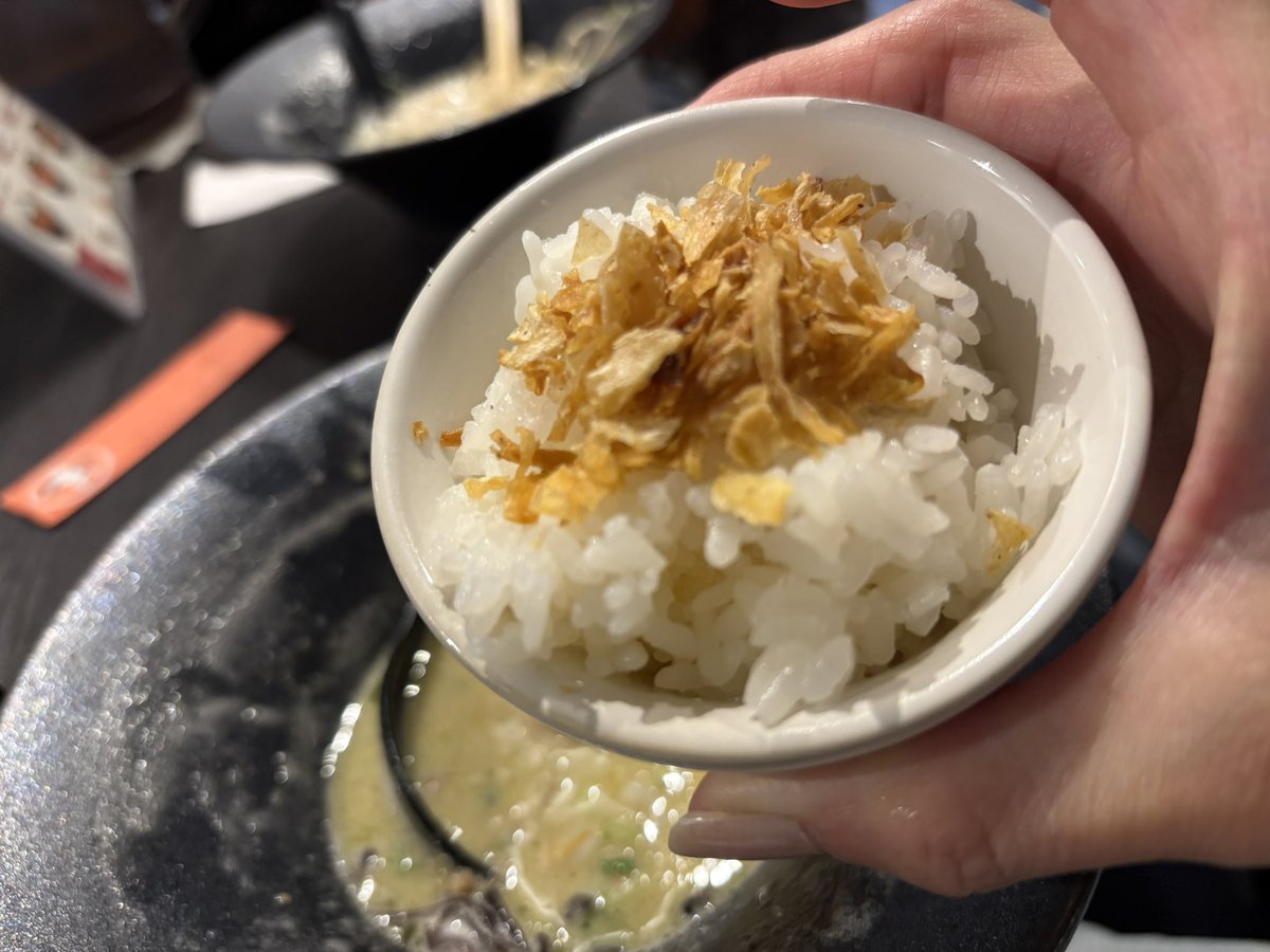 riechi____'s tweet photo. 初めての泡系♡
マジで美味♡
〆は白飯リゾット♡
白→純とんこつ
赤→旨辛とんこつ
黒→黒ニンニクとんこつ
濃厚バジル豚骨
制覇👍
追加で
大玉餃子
味玉
うちの子らの食べっぷりハンパねぇ…
#あんていはなれ別府 https://t.co/pibJTHtkBA