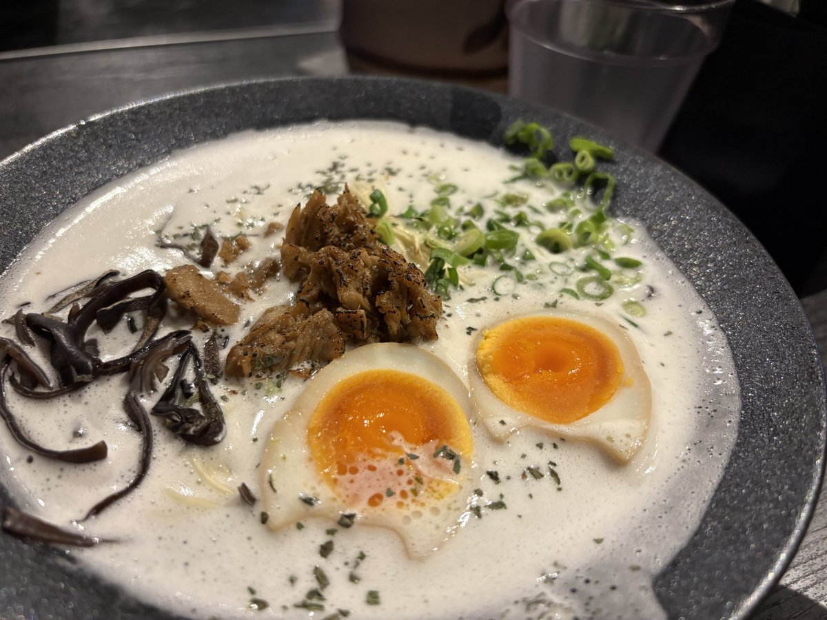 riechi____'s tweet photo. 初めての泡系♡
マジで美味♡
〆は白飯リゾット♡
白→純とんこつ
赤→旨辛とんこつ
黒→黒ニンニクとんこつ
濃厚バジル豚骨
制覇👍
追加で
大玉餃子
味玉
うちの子らの食べっぷりハンパねぇ…
#あんていはなれ別府 https://t.co/pibJTHtkBA
