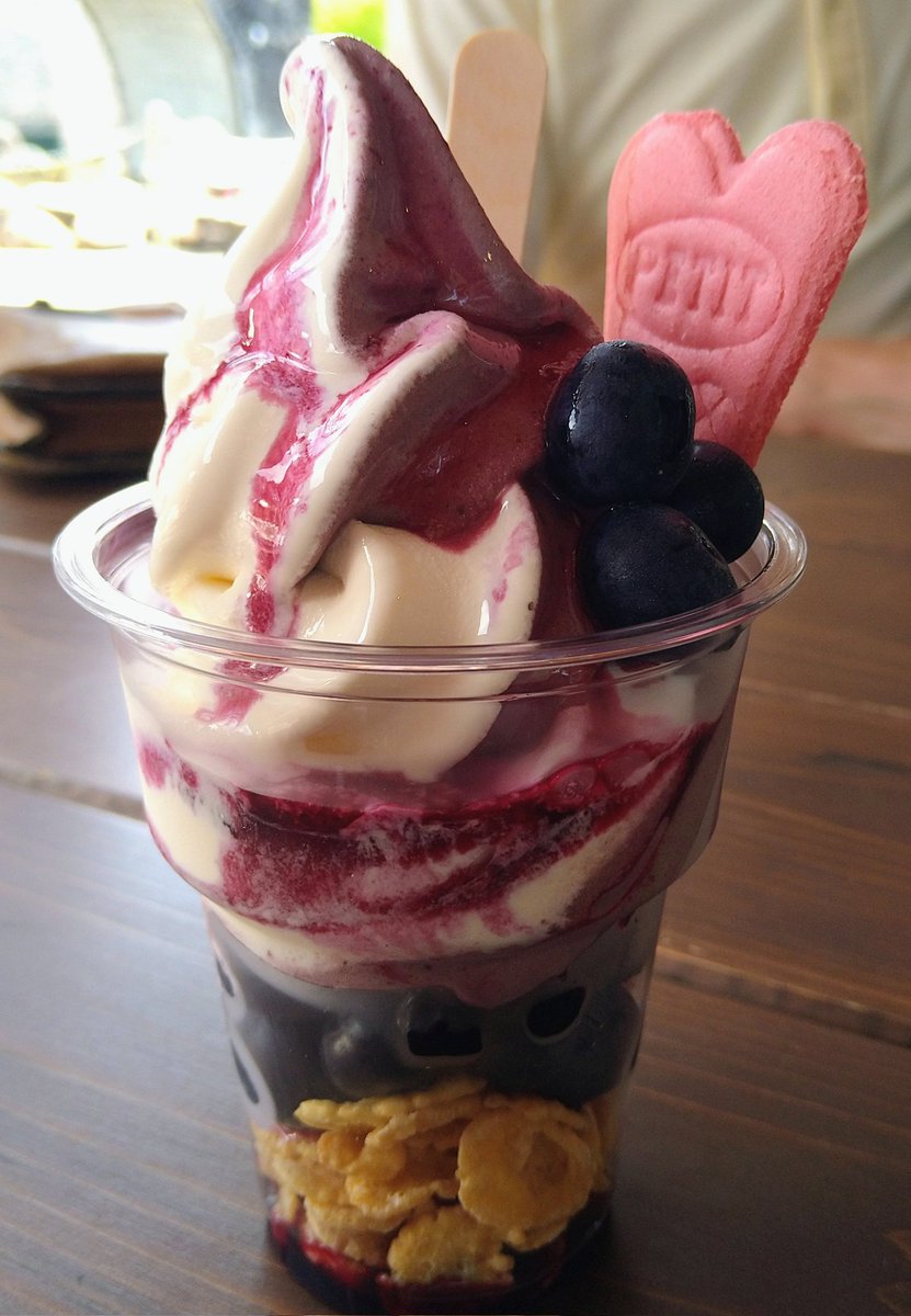 key6636's tweet photo. 下山カフェは道の駅おばあちゃん市・山岡でブルーベリーパフェ🍨
ブルーベリー🫐が新鮮✨️美味しかった😋 https://t.co/anp1IiE17z