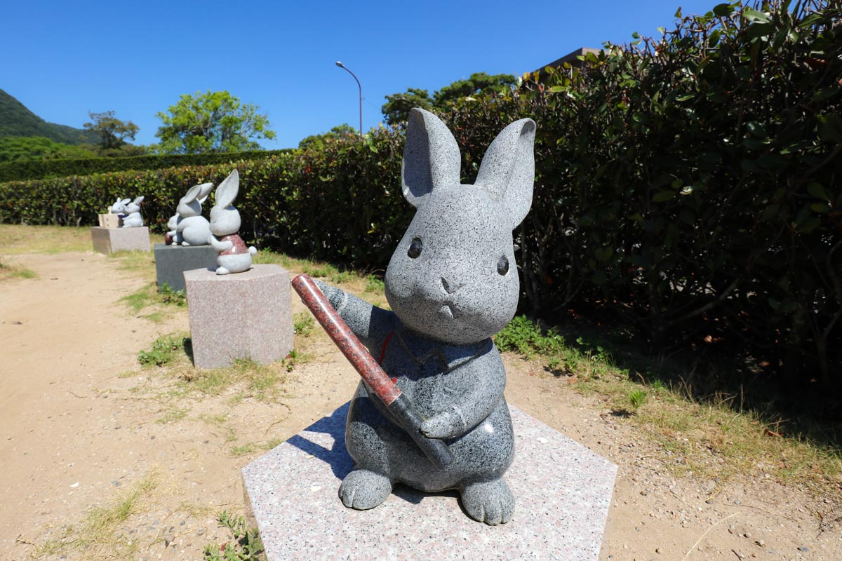 8wnpf's tweet photo. 🐰「出雲大社」で推しうさぎ探し

境内や周辺を歩くと、あちこちで愛らしいうさぎたちに出会える…✨
「次はどんな子に会えるかな？」なんて探しながら歩く時間も楽しい🐇

📝詳しい内容はブログにて🐾
https://t.co/CxXIyPXe15

#島根 #出雲大社 #うさぎ #出雲旅行 #国内旅行 https://t.co/Eu4PAWbvzS