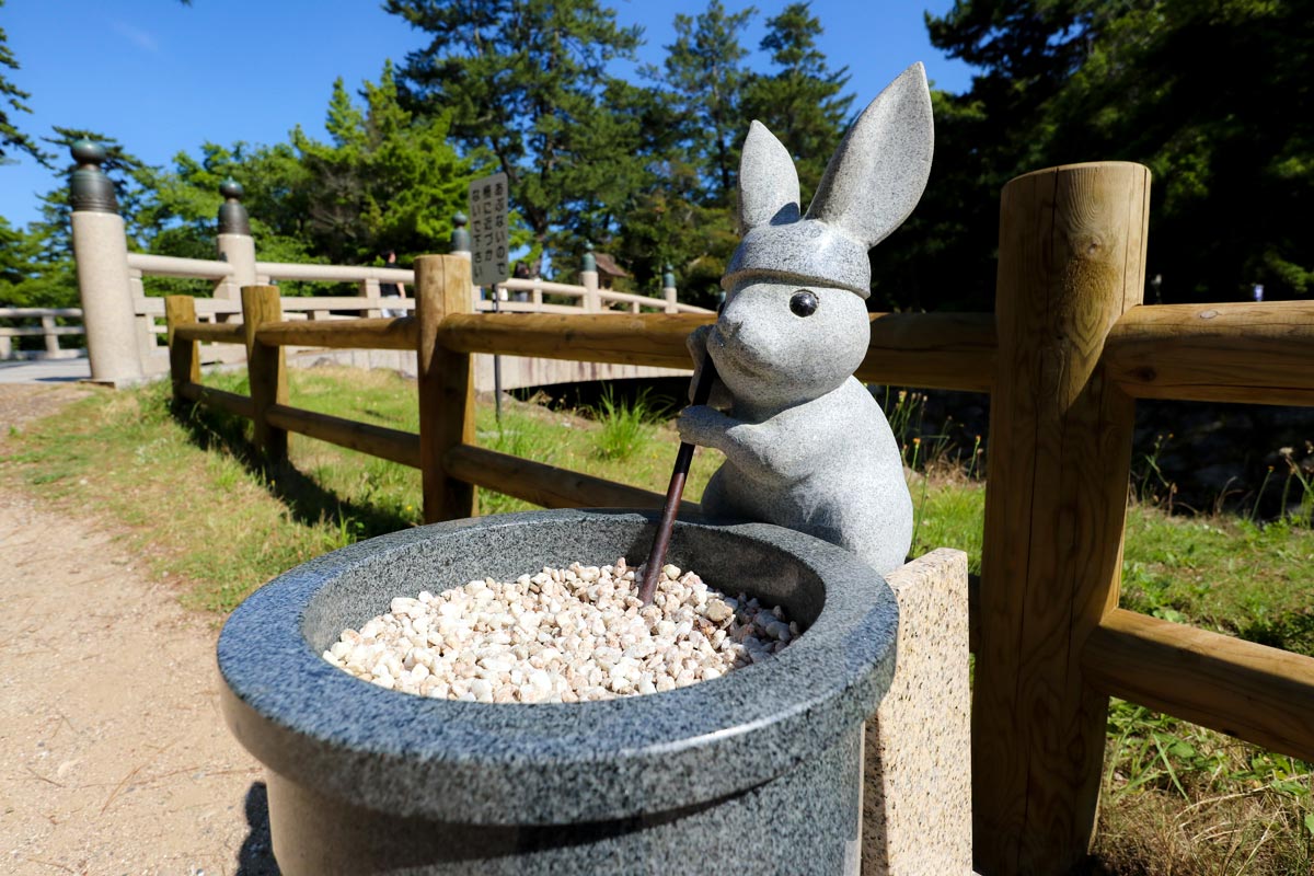 8wnpf's tweet photo. 🐰「出雲大社」で推しうさぎ探し

境内や周辺を歩くと、あちこちで愛らしいうさぎたちに出会える…✨
「次はどんな子に会えるかな？」なんて探しながら歩く時間も楽しい🐇

📝詳しい内容はブログにて🐾
https://t.co/CxXIyPXe15

#島根 #出雲大社 #うさぎ #出雲旅行 #国内旅行 https://t.co/Eu4PAWbvzS