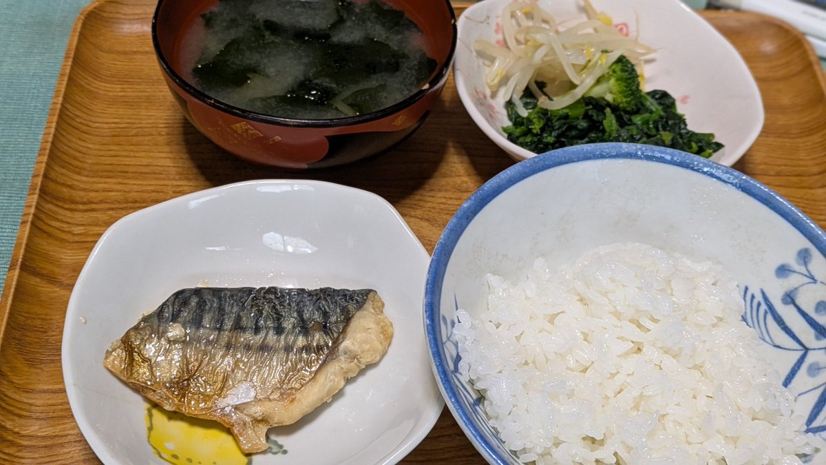 samu_0910's tweet photo. 朝🍚🥢
ご飯
鯖の塩焼き
味噌汁
野菜　
ごちそうさま🙏 https://t.co/7d6XbW04OE