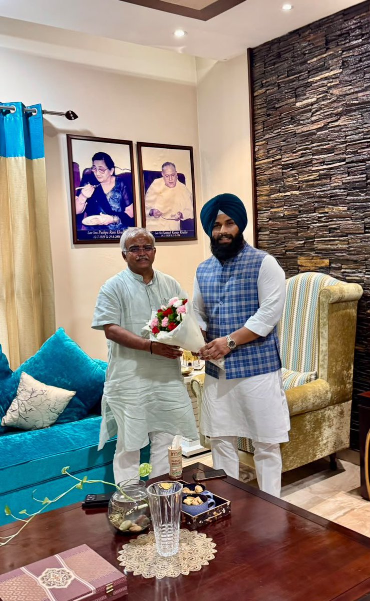 khullar_saurav's tweet photo. ਅੱਜ ਭਾਜਪਾ ਦੇ ਮਾਣਯੋਗ ਸੰਗਠਨ ਮੰਤਰੀ ਸ਼੍ਰੀ ਮੰਥਰੀ ਸ਼੍ਰੀਨਿਵਾਸੁਲੂ ਜੀ ਦਾ ਸਾਡੇ ਗ੍ਰਹਿ ਵਿਖੇ ਆਗਮਨ ਹੋਇਆ। ਪੰਜਾਬ ਦੇ ਮੌਜੂਦਾ ਹਾਲਾਤਾਂ ਤੇ ਸੰਗਠਨਾਤਮਕ ਵਿਸ਼ਿਆਂ ’ਤੇ ਸਾਰਥਕ ਵਿਚਾਰ-ਵਟਾਂਦਰਾ ਹੋਇਆ। ਪਰਿਵਾਰ ਨੂੰ ਮਿਲਿਆ ਉਨ੍ਹਾਂ ਦਾ ਅਸ਼ੀਰਵਾਦ ਸਾਡੇ ਲਈ ਮਾਣ ਤੇ ਪ੍ਰੇਰਣਾ ਦਾ ਸਰੋਤ ਹੈ।

#BJP #Punjab #Bholath #SauravKhullar https://t.co/xwJDnWWtSP