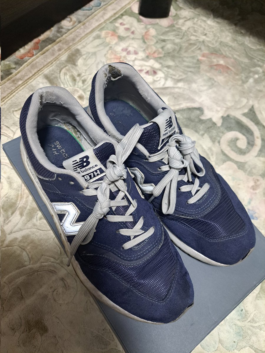 L97005naoki's tweet photo. 2020年から履いてたプライベート用の靴
底が剥がれだしてきて流石に買い換えかとなったのだが、見た目が変わるのがイヤでどうしようと思いながら買った店行ったら、店員さんが色の近い近縁種を出してきてくれた
(なんとナンバー1つ違い)
お陰でもう暫く思い出を忘れずにすみそうだ https://t.co/gWDEearbP2