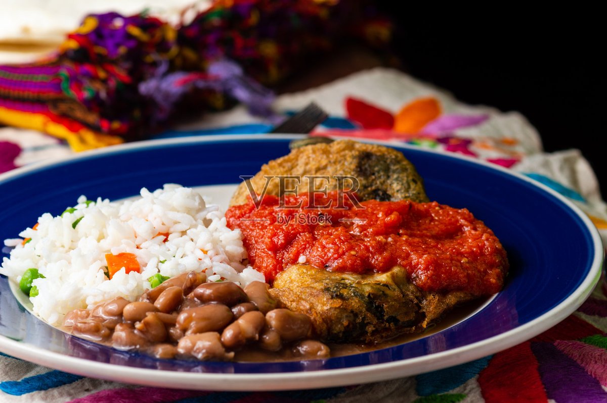 yeehaaw2go's tweet photo. Craving bold flavors  Try authentic Mexican chiles rellenos—roasted poblano peppers stuffed with melted Oaxaca cheese, dipped in fluffy egg batter and smothered in tangy tomato salsa. A cozy weekend treat that transports you straight to Mexico!， https://t.co/GYP2ZEMmP2