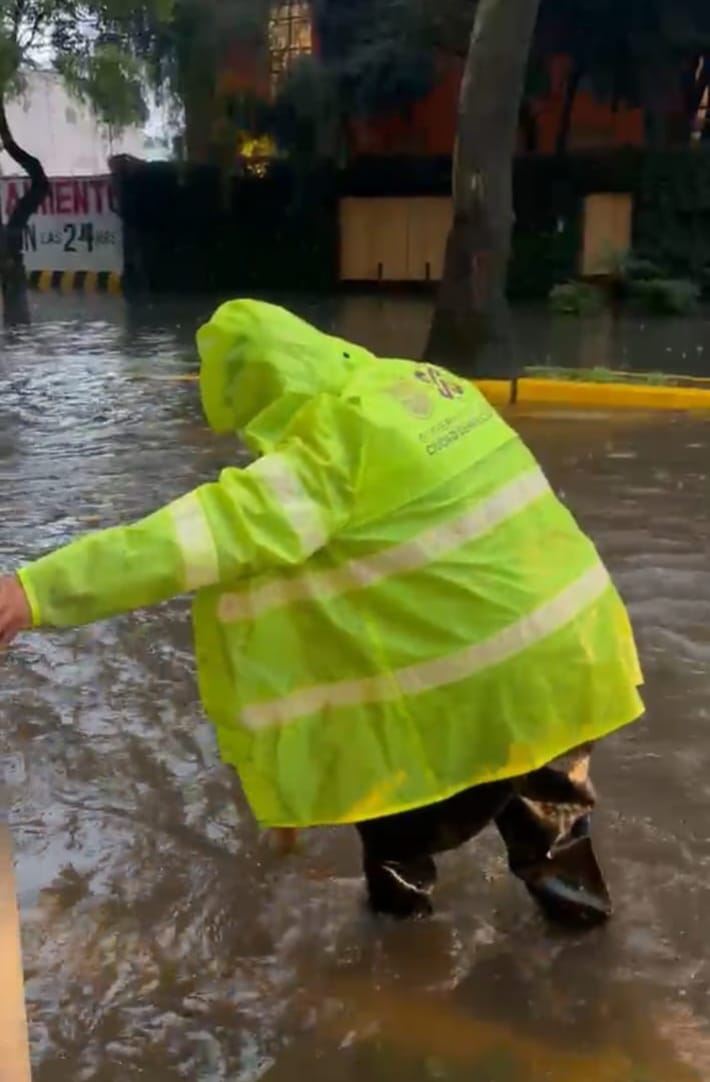 SGIRPC_CDMX's tweet photo. Servicios de emergencias laboran en Calzada de Tlalpan y Hermenegildo Galeana, colonia Tlalpan Centro, @TlalpanAl, donde se registra un encharcamiento con espejo de 300 m y tirante de 80 cm; sin afectaciones a locales o domicilios.

Personal de la @SGIRPC_CDMX, libera accesorios hidráulicos. #TrabajandoJuntos #LaPrevenciónEsNuestraFuerza