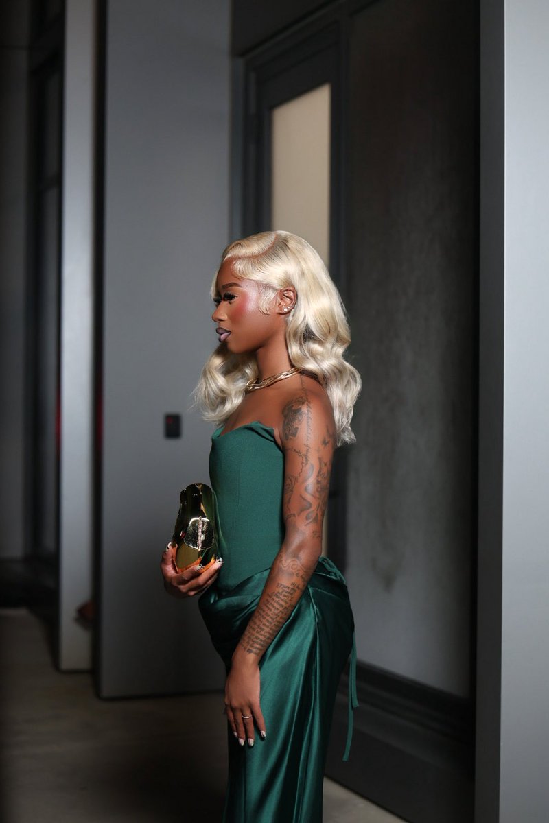 ladiyahsanya's tweet photo. polished. poised. present. #7O6 https://t.co/84ogRbJ0rz