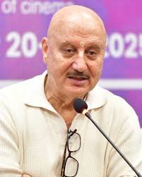 VinitaDeshmukh's tweet photo. Look at the difference.  Both are #Bollywood stars. @shekharsuman7  speaks truth to the powers-that-be through his standup comedy. Whereas @AnupamPKher speaks to appease to the powers-that-be through press statements and films. https://t.co/EEfiqy10GV
