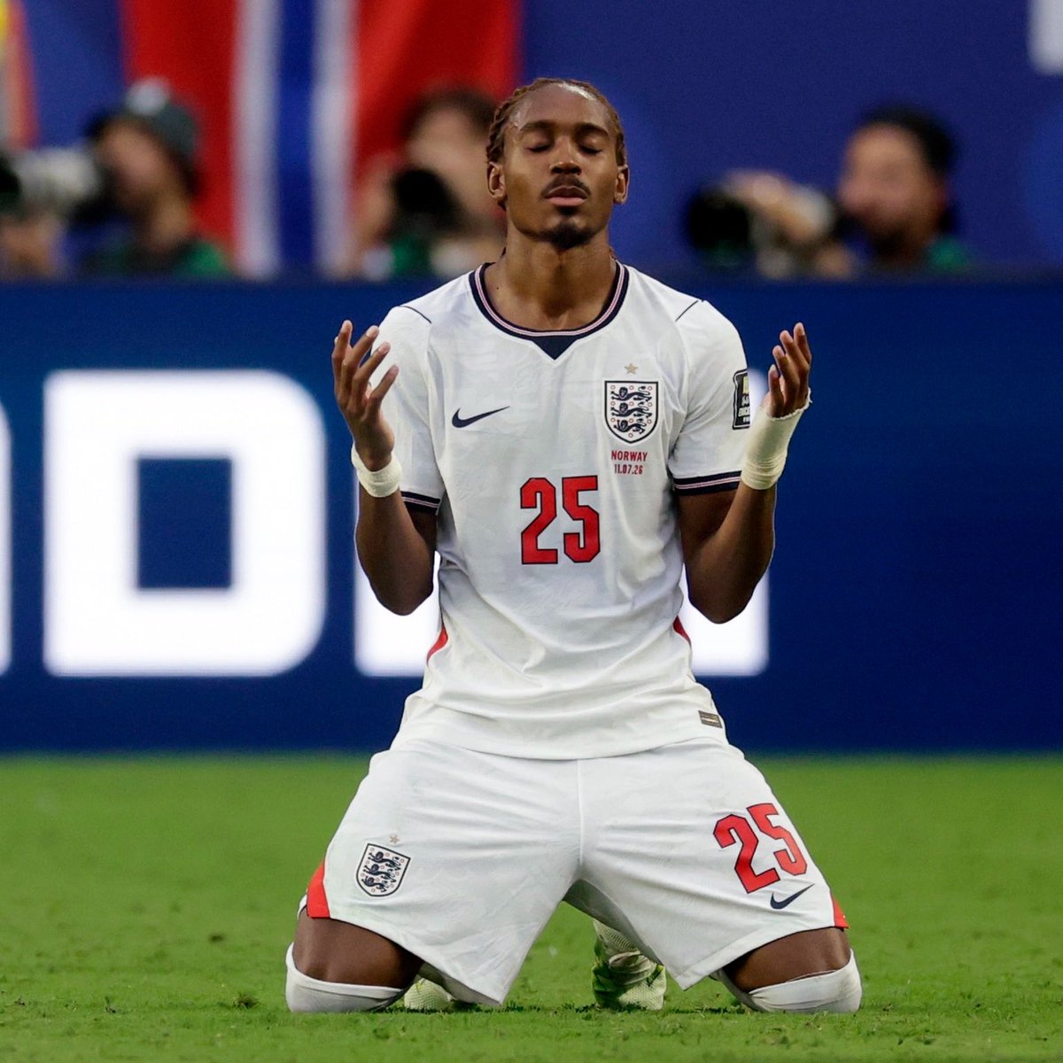 JMNewsNetwork_'s tweet photo. England’s only Muslim player, Djed Spence, dropped to his knees and thanked God after the victory over Norway.🤲❤️🤍 https://t.co/tEpgVqtLI5