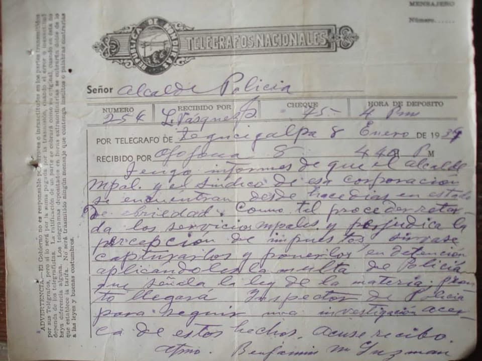 histohonduras's tweet photo. Los funcionarios públicos borrachos. Si usted cree que los relajos de funcionarios públicos (bolos o delay), son de este siglo, déjeme decirle que no es cierto.

Comparto un telegrama de 1939, en donde la Policia Nacional de la época, captura al Alcalde porque "desde hace días se encuentra en estado de ebriedad".

Transcipción del telegrama de fecha 8 de enero de 1939: 
"Tengo informes que el Alcalde municipal y el Síndico de esta corporación se encuentran desde hace días EN ESTADO DE EBRIEDAD, como tal proceder retarda los servicios municipales y perjudica la percepción de impuestos, sírvase CAPTURARLOS y ponerlos en detención aplicándoles la multa de policía que señala la ley de la materia. Pronto llegará un inspector de policía para seguir una investigación acerca de estos hechos. Acuse recibo. Att Benjamín Guzmán.

Este documento se encuentra en el Archivo Histórico de Ojojona

📸Daniel Vásquez - historiador