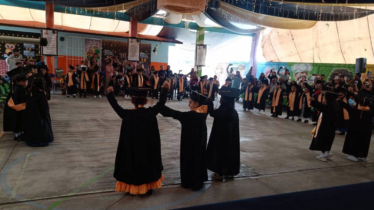 AntorchaNoro's tweet photo. #FelizSabado 
Más de 150 niñas y niños de los dos turnos del preescolar Luis Nishizawa celebraron la culminación de una de las etapas más importantes de su formación académica.
https://t.co/e2O1YONJ7r
#AntorchaEsEducacion https://t.co/CsnS4AFlOk