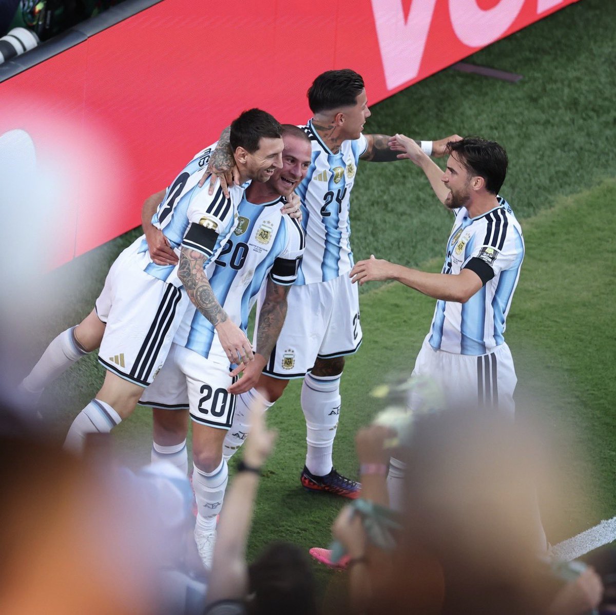 tapiachiqui's tweet photo. Un paso, Argentina de mi vida, un paso más. Vinimos a jugar los 8 partidos en un Mundial muy difícil y cumplimos ese objetivo.

Un orgullo enorme por esta Selección, que deja el alma y mantiene a un país entero con la ilusión intacta. Vamos a ir por más.

TODOS JUNTOS 🇦🇷 https://t.co/tbhVvtVNRo