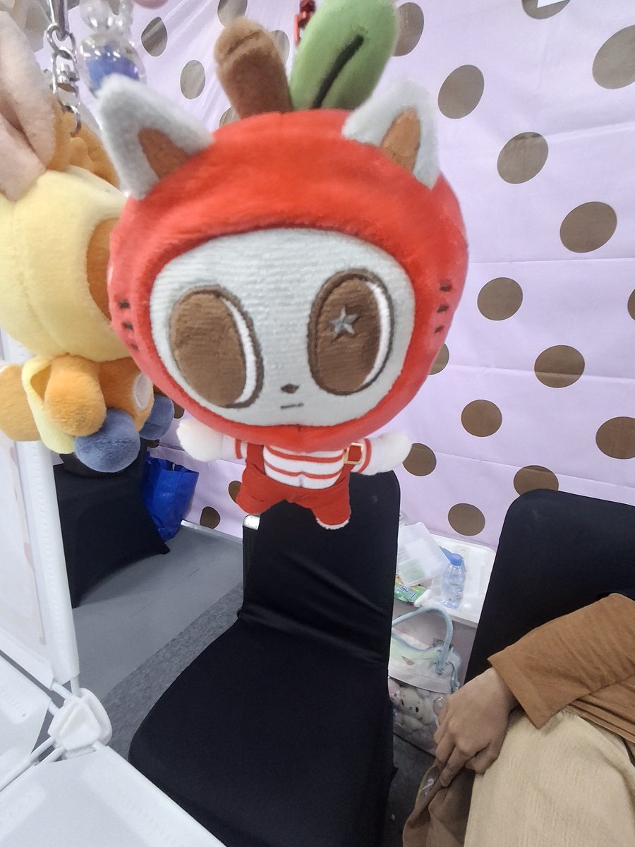 nowknownova's tweet photo. LAST DAY AT TOCHAKU!!!!!!! ada penunggu baru 🍎 https://t.co/IuSKF28HrN