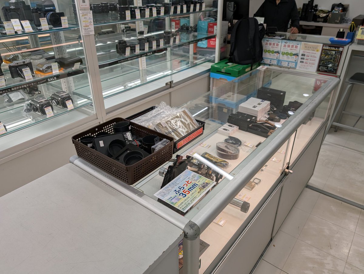 mick_youkey's tweet photo. なんと、カメラのナニワ 梅田中古買取センターさんにふらっと35mmの募集チラシを掲示していただきました！ こちらのショーケースに貼り付けていただいてますので、ご興味ある方はチェックしてくださいね。 https://t.co/89hx3NXR0B