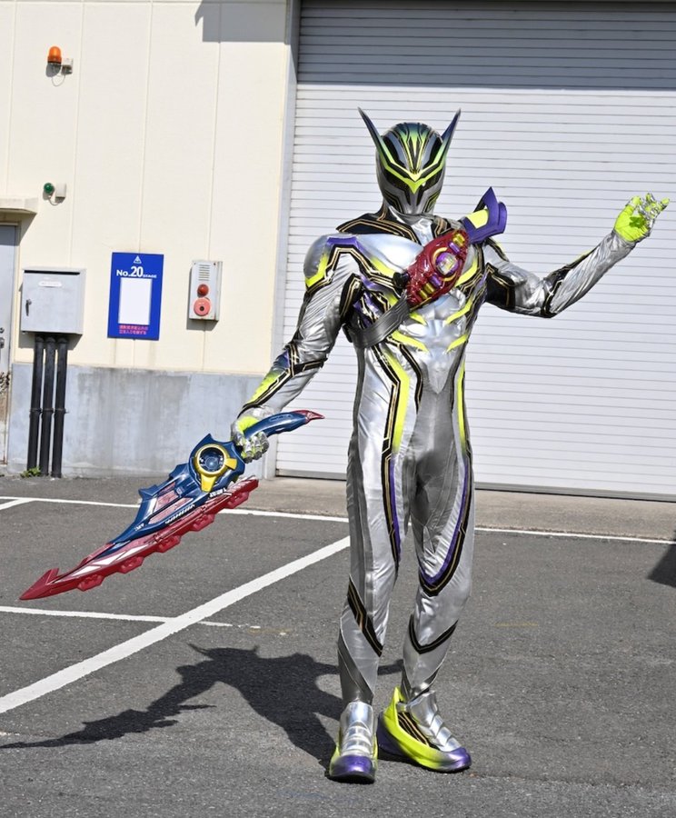 Henshin_Zukan's tweet photo. 【偽装】
ロードサーティーン

初登場作品:仮面ライダーゼッツ SISTER'S SUBSTORY エージェント美浪『Last Mission』
変身アイテム:ロードインヴォーカー、？？？カプセム
変身者:コードナンバー:サーティーン

コードナンバー:サーティーンがロードインヴォーカーで？？？カプセムを使用して擬装した姿。

その活躍は【仮面ライダーゼッツ SISTER'S SUBSTORY エージェント美浪】をチェック！

演:？？？
SA:？？？

#仮面ライダーゼッツ