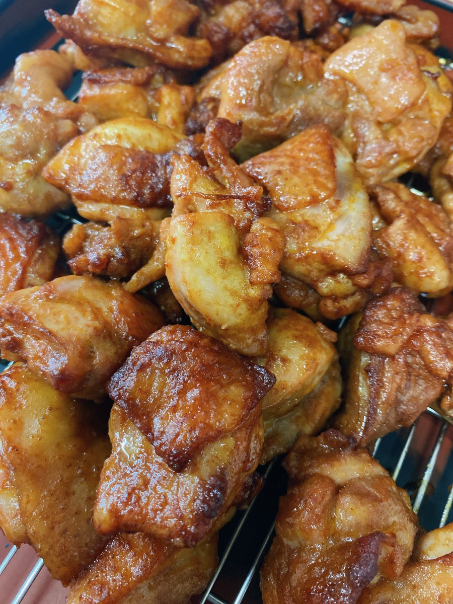chicken_sazaki's tweet photo. 青森県産・桜姫鶏もも肉の照焼
徳島県産・阿波尾鶏もも肉のタンドリーチキン
出来ました！😆🍚🍚 https://t.co/LrTwaZixCz