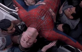AngelElian02's tweet photo. Julián Álvarez recreó la escena del tren  en Spiderman 2. Es la misma foto.

Héroe total. https://t.co/QFVwabdmbE