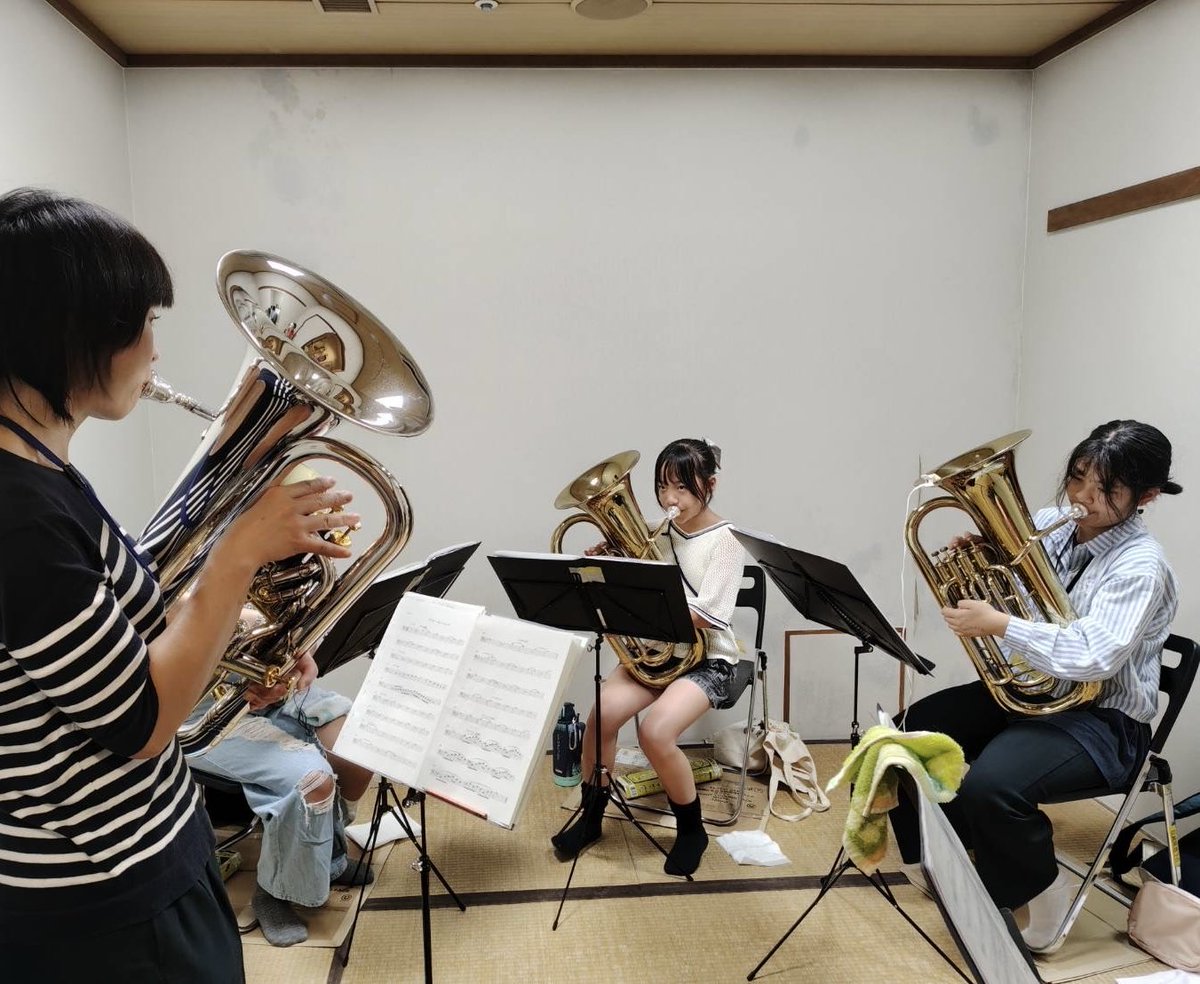 fjwo1984's tweet photo. 今日の練習では「祝典行進曲」の合奏をしました♫
基礎合奏では今年度からスタートした新人さんも加わり、少しづつまとまりが出て来ました😄✨
次回からはhttps://t.co/Ec0yZFIe1p APPLEの「ライラック」の合奏が始まります。
どんどん新しい曲にチャレンジ！皆んな、がんばっています🥰 https://t.co/jFrtBvLIjE