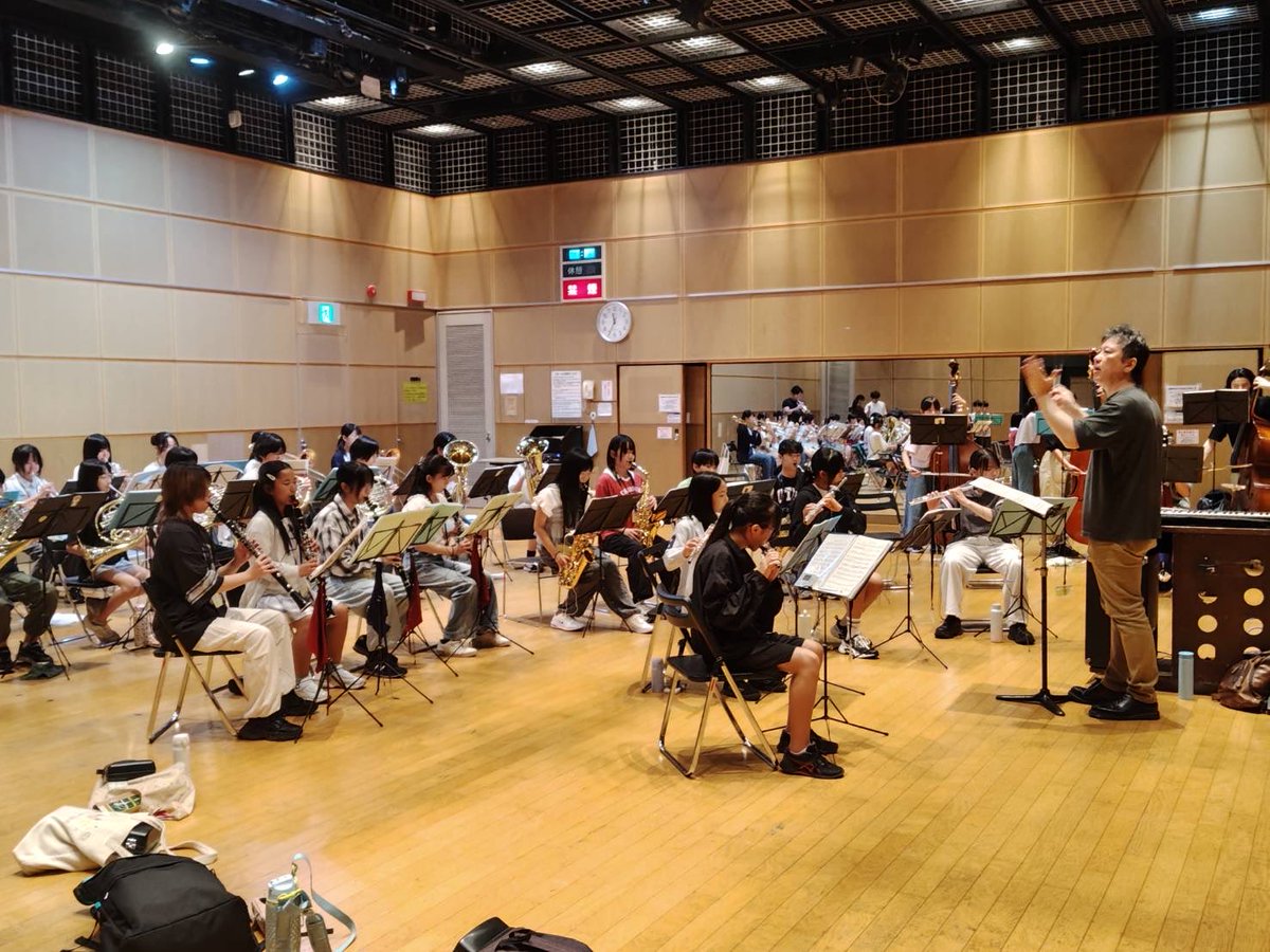 fjwo1984's tweet photo. 今日の練習では「祝典行進曲」の合奏をしました♫
基礎合奏では今年度からスタートした新人さんも加わり、少しづつまとまりが出て来ました😄✨
次回からはhttps://t.co/Ec0yZFIe1p APPLEの「ライラック」の合奏が始まります。
どんどん新しい曲にチャレンジ！皆んな、がんばっています🥰 https://t.co/jFrtBvLIjE
