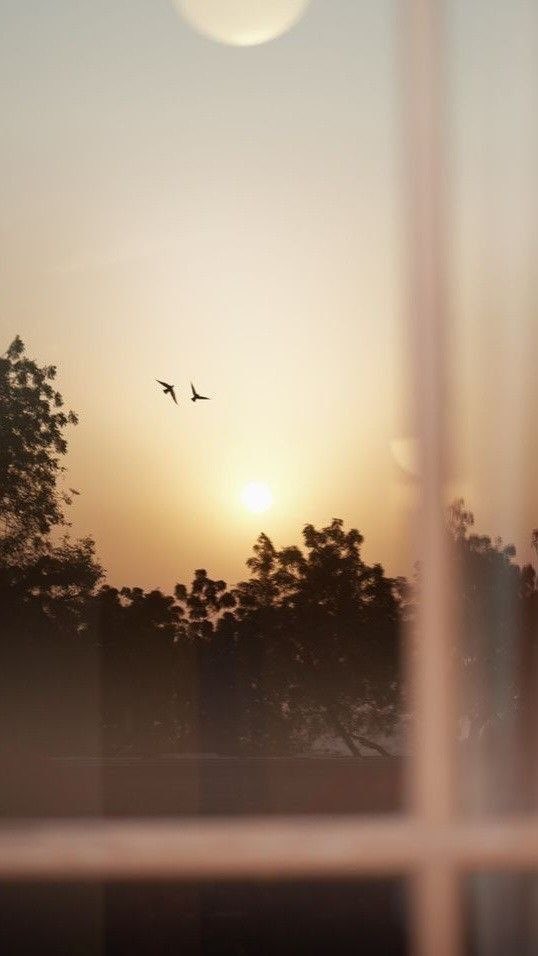 khwatr1O's tweet photo. "البكاء ليس مرادفاً للحزن ، إنّه مرادف للإمتلاء .. ولذا يبكي السعيد، ويبكي الخائف، ويبكي المتحمّس، ويبكي الحزين" https://t.co/SdTo7rpRD0