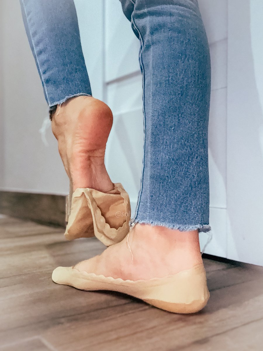solyntoe's tweet photo. Dzień Dobry dla moich spodzików 🧎‍♂️🤭 

#findom #feetfetısh #feet #stopy #bankomat #paypig #moneyslave #fetish #feetworshi̇p #shoeplay #nylonfetısh https://t.co/X8SDyLpIWe