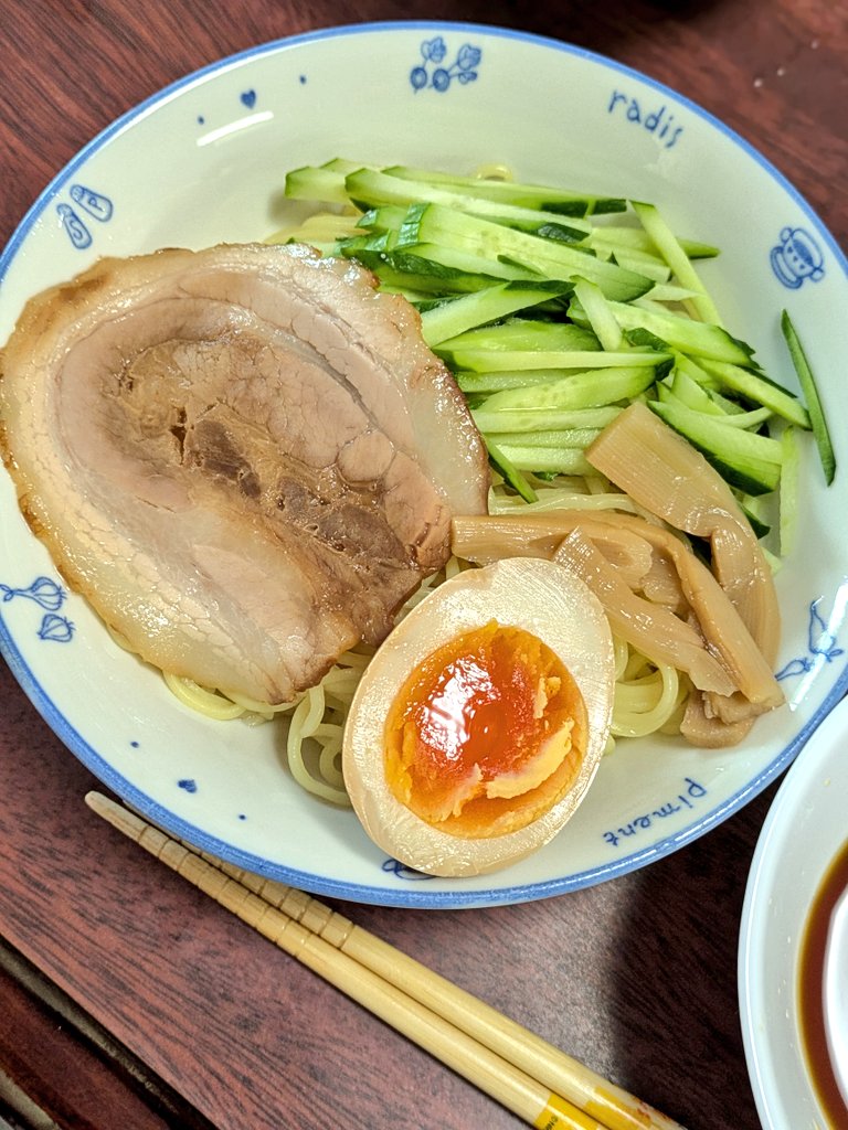 piurarin's tweet photo. お昼ごはん。子ども達はつけ麺、大人は冷やし中華。

#おうちごはん
#ヒウラ飯 https://t.co/7R1hwFkxWE