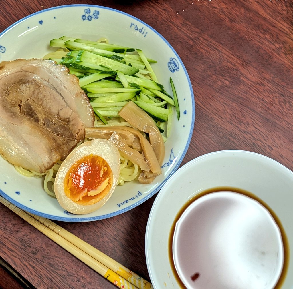 piurarin's tweet photo. お昼ごはん。子ども達はつけ麺、大人は冷やし中華。

#おうちごはん
#ヒウラ飯 https://t.co/7R1hwFkxWE